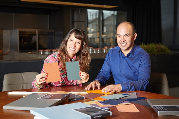 Estilista Isabela Capeto com o diretor de marketing da Dell Anno, Edson Busin